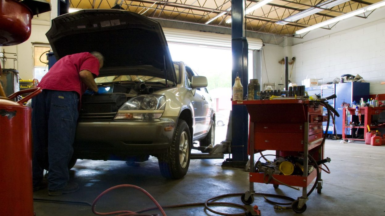 GettyImages 522979488 mechanic shop cr Third Eye Images